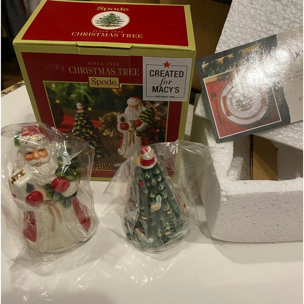 NWT Christmas Salt and Pepper shakers.